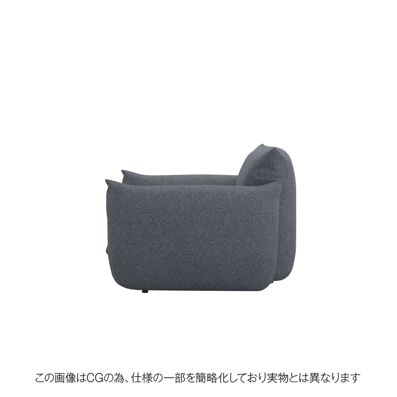 ネイビーのウォッシャブルニットカバーをかけたMARENCO 1人掛けソファ。落ち着いた印象のリビングに。