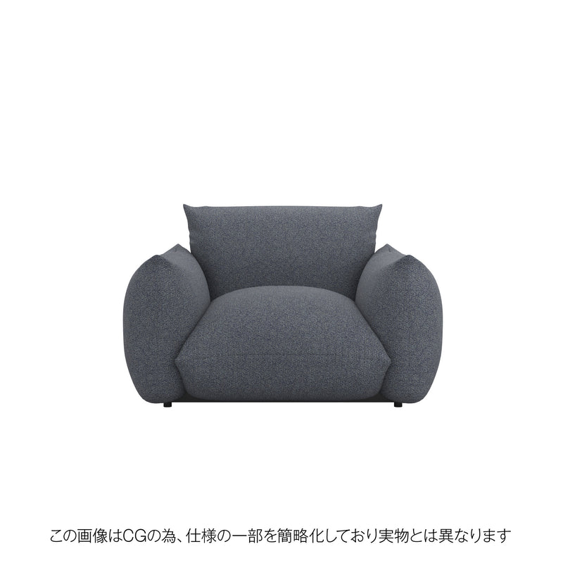 ネイビーのウォッシャブルニットカバーをかけたMARENCO 1人掛けソファ。落ち着いた印象のリビングに。