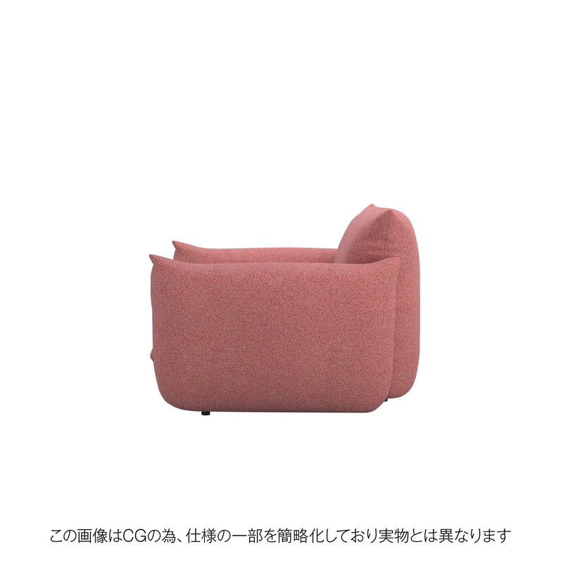 鮮やかなレッドの洗えるニットカバーをかけたMARENCO 1人掛けソファ。空間のアクセントに最適。