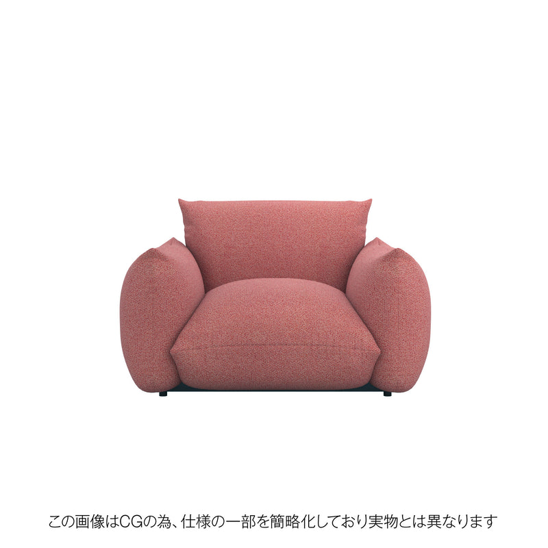 鮮やかなレッドの洗えるニットカバーをかけたMARENCO 1人掛けソファ。空間のアクセントに最適。