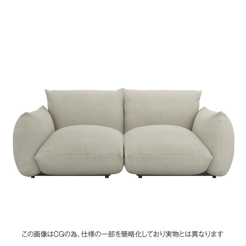 やわらかいベージュのウォッシャブルカバーでリラックス感あふれるMARENCO 2人掛けソファ。