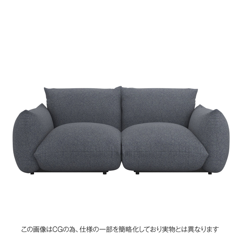 ネイビー色の洗えるニットカバーが上質感を引き立てるMARENCO 2人掛けソファ。