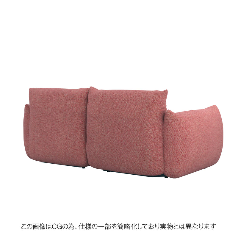 鮮やかなレッドカバーを装着したMARENCO 2人掛けソファ。インテリアの主役になる存在感。