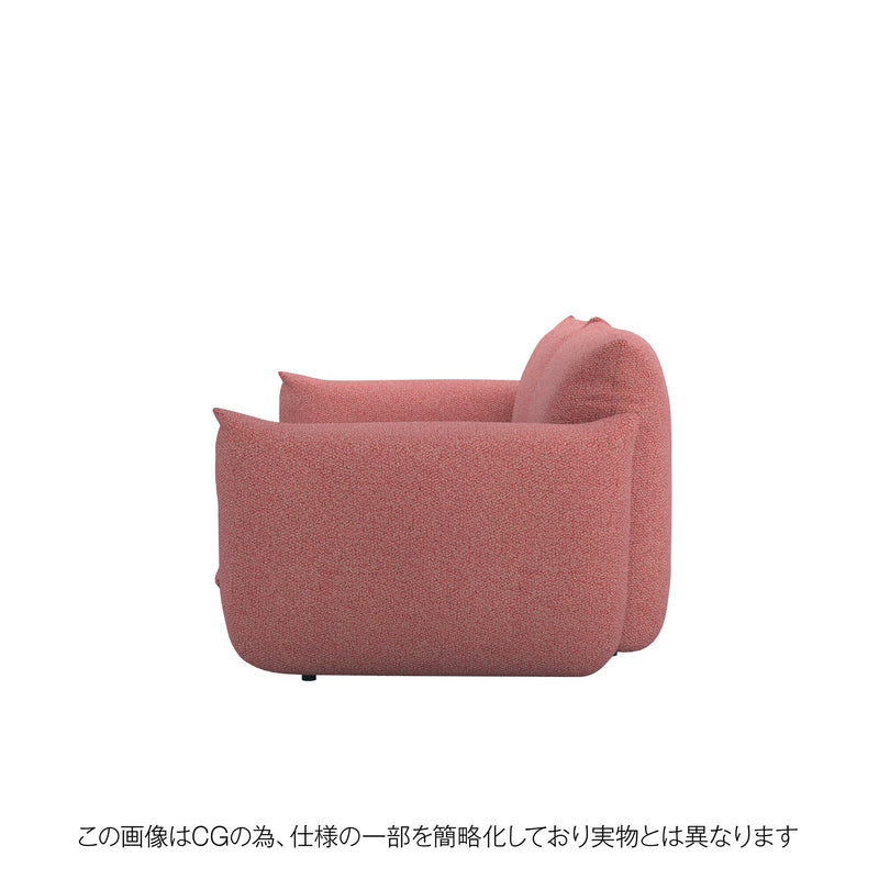 鮮やかなレッドカバーを装着したMARENCO 2人掛けソファ。インテリアの主役になる存在感。