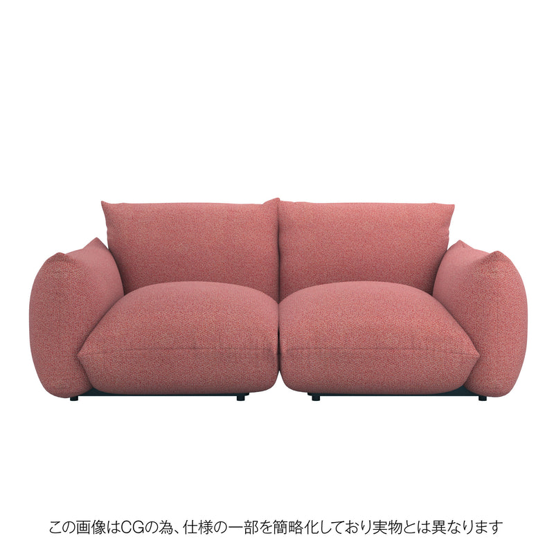 鮮やかなレッドカバーを装着したMARENCO 2人掛けソファ。インテリアの主役になる存在感。