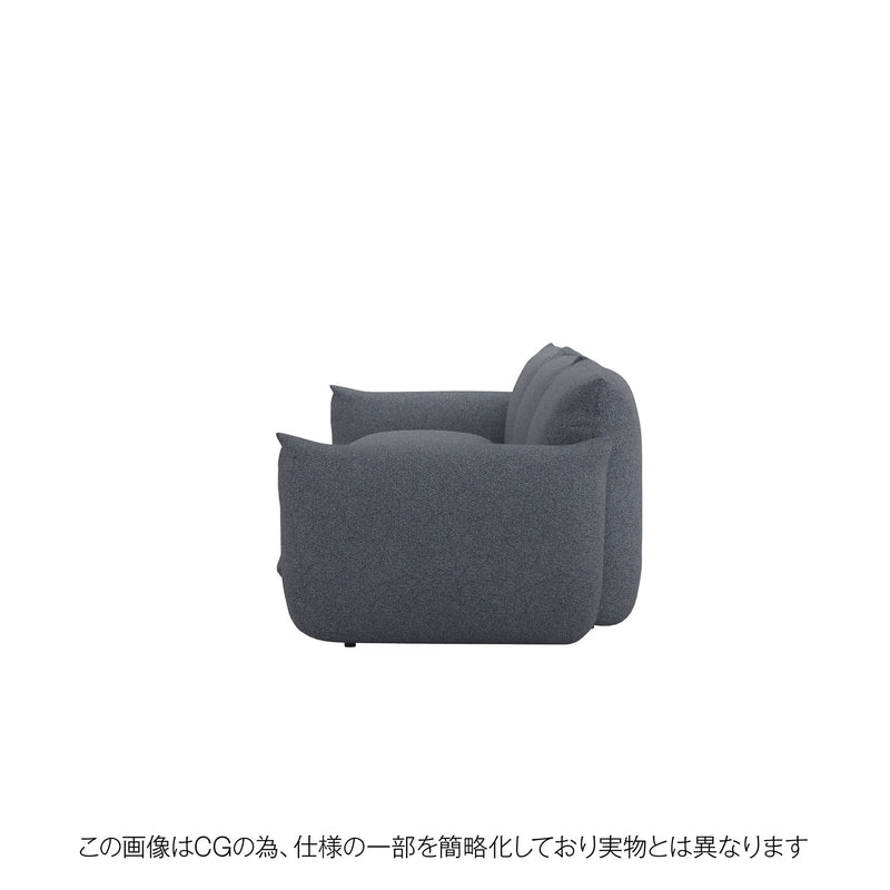 シックなネイビーのニットカバーをかけたMARENCO 3人掛けソファ。家族でくつろぐ空間にぴったり。