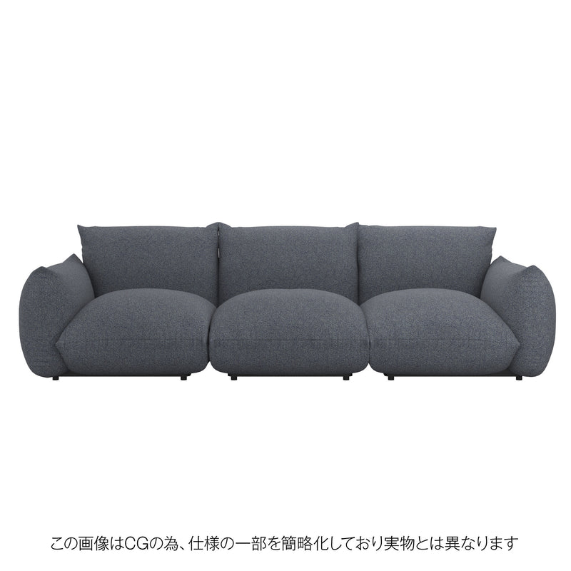 シックなネイビーのニットカバーをかけたMARENCO 3人掛けソファ。家族でくつろぐ空間にぴったり。
