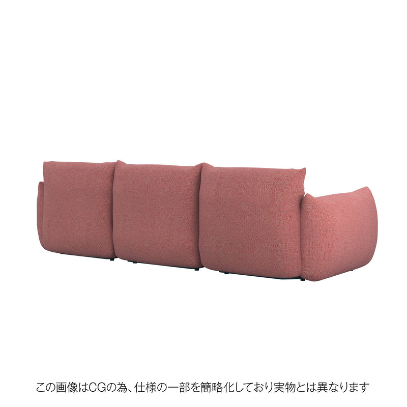 レッドの洗えるカバーを採用したMARENCO 3人掛けソファ。モダンで華やかな印象に。