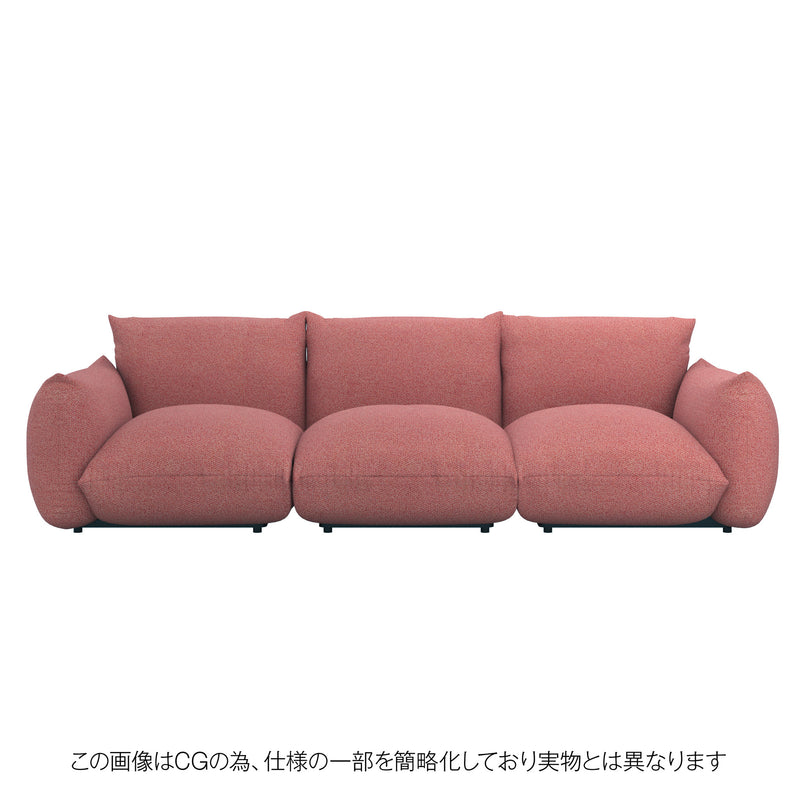 レッドの洗えるカバーを採用したMARENCO 3人掛けソファ。モダンで華やかな印象に。