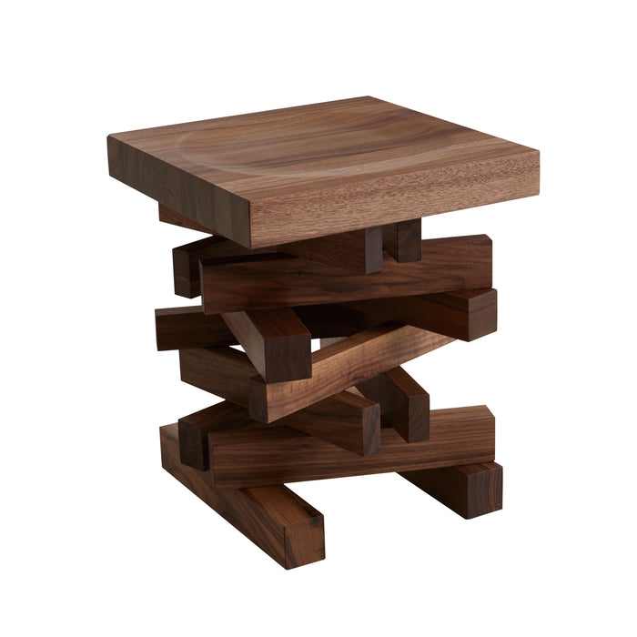 FALO STOOL。玄関やリビングに置いてオブジェのように楽しめる、薪をモチーフにしたデザイン。