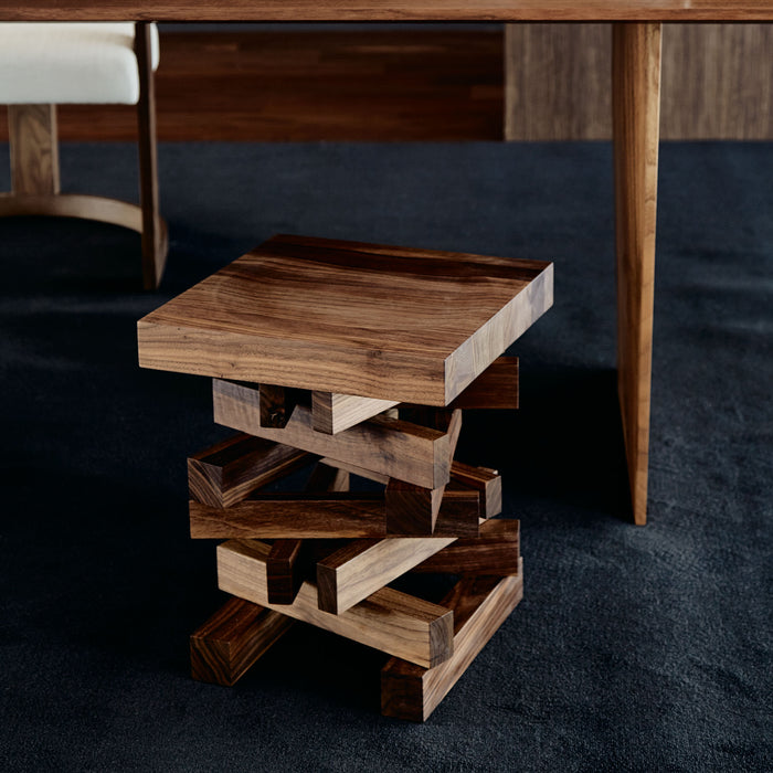 FALO STOOL。玄関やリビングに置いてオブジェのように楽しめる、薪をモチーフにしたデザイン。